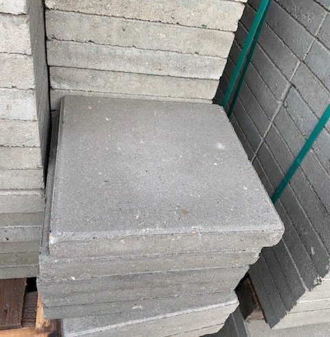 moederlijk Klacht waarde 30x30 betontegels 4,5 cm NIEUW - Gebruikte Bestrating
